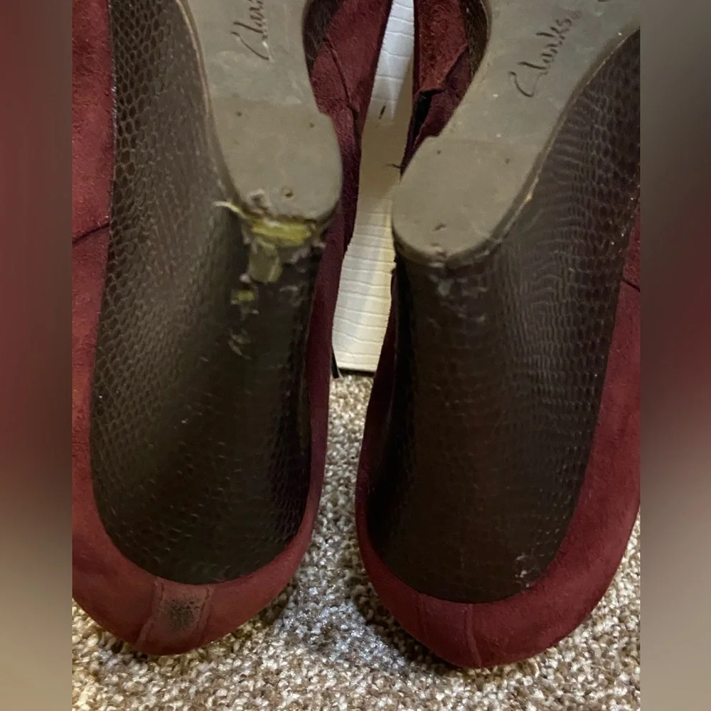 Clarks Artisan Burgundy Wine Suede Side Zipper Wedge Ankle Boot Sz 9
